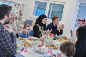 familia musulmana haciendo iftar dua para romper el ayuno durante el ramadán. foto