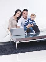 familia joven feliz divertirse en casa foto