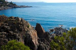 vista de los acantilados de la costa brava catalana foto