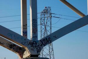 moderno puente fluvial, una obra de ingeniería por la que pasan a diario miles de vehículos foto