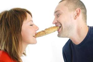 pareja feliz comiendo croissant foto