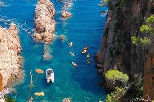 costa escarpada, costa mediterránea en la costa brava catalana, sant feliu de guixols foto