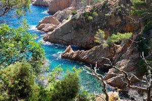 costa escarpada, costa mediterránea en la costa brava catalana, sant feliu de guixols foto