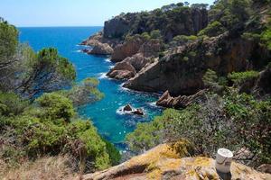 costa escarpada, costa mediterránea en la costa brava catalana, sant feliu de guixols foto