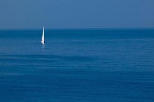 velero solitario en la costa mediterránea de la costa brava catalana foto