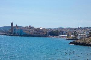 vistas de la hermosa ciudad de sitges en la costa mediterránea catalana. foto