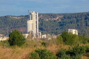 torre de una fábrica de cemento en funcionamiento foto