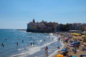 vistas de la hermosa ciudad de sitges en la costa mediterránea catalana. foto