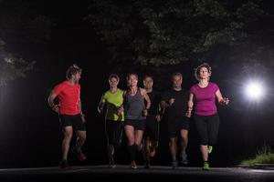 equipo de corredores en el entrenamiento nocturno foto