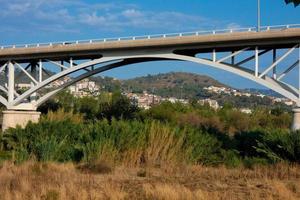moderno puente fluvial, una obra de ingeniería por la que pasan a diario miles de vehículos foto
