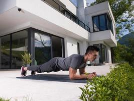 hombre haciendo ejercicios de yoga por la mañana foto