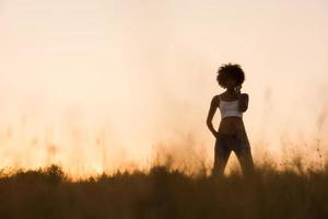 joven negra en la naturaleza foto