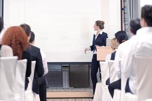 mujer de negocios dando presentación foto