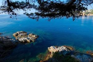 vista de los acantilados de la costa brava catalana foto