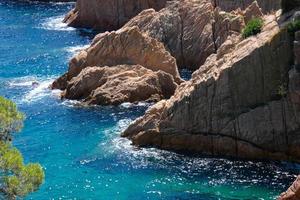 costa escarpada, costa mediterránea en la costa brava catalana, sant feliu de guixols foto