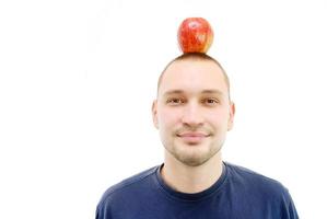 hombre con manzana en la cabeza foto