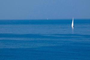 velero solitario en la costa mediterránea de la costa brava catalana foto