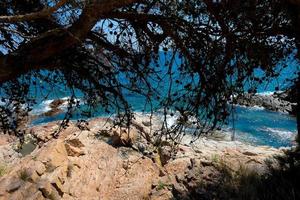 vista de los acantilados de la costa brava catalana foto