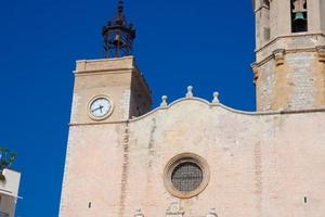 vistas de la hermosa ciudad de sitges en la costa mediterránea catalana. foto