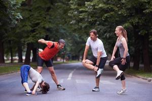 trotar grupo de personas estiramiento foto