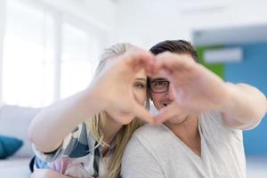 pareja haciendo corazón con las manos foto