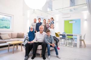 retrato de la feliz familia musulmana moderna foto
