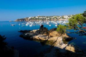 vista de los acantilados de la costa brava catalana foto