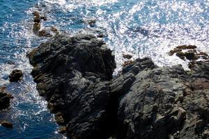 vista de los acantilados de la costa brava catalana foto