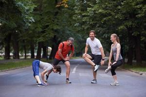 trotar grupo de personas estiramiento foto