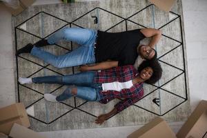 vista superior de la atractiva joven pareja afroamericana foto