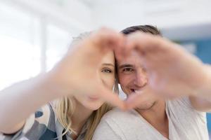 pareja haciendo corazón con las manos foto