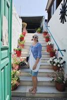 mujer griega en las calles de oia, santorini, grecia foto