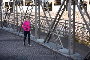 mujer deportiva trotando en la mañana foto