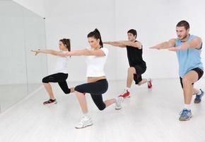 grupo de jóvenes en el gimnasio foto