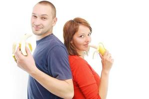 pareja feliz con frutas foto