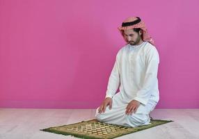 joven musulmán rezando salat durante el ramadán foto