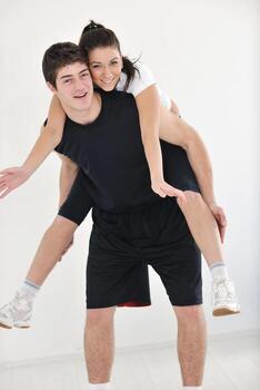 feliz pareja joven entrenamiento físico y diversión foto