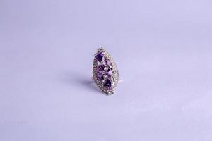 anillo en morado foto