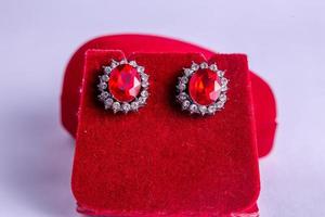un par de anillos sobre un fondo rojo foto
