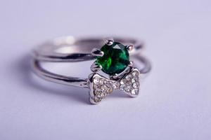 anillo con diamantes