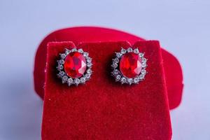 un par de anillos sobre un fondo rojo foto