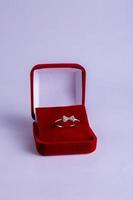 anillos de boda en caja roja foto