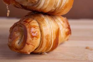 croissant en la mesa foto