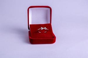 anillos de boda en caja roja foto