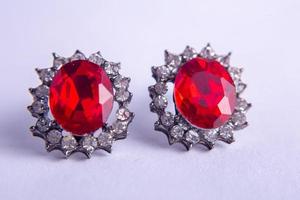 un par de anillos sobre un fondo rojo foto