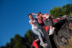 pareja joven conduciendo un coche buggy todoterreno foto