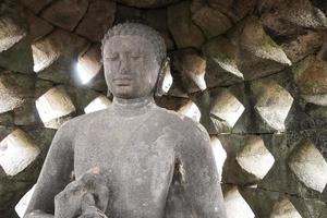 magelang, java central, indonesia, 2017, estupa del templo de piedra de borobudur estatua indonesia de buda foto