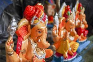 muchos lord ganesha también conocido como ganpati en ídolos hindi guardados en una tienda antes de ganesh chaturthi foto