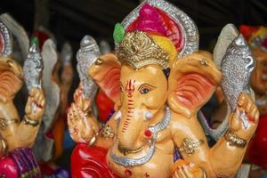 muchos lord ganesha también conocido como ganpati en ídolos hindi guardados en una tienda antes de ganesh chaturthi foto