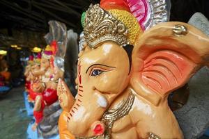 muchos lord ganesha también conocido como ganpati en ídolos hindi guardados en una tienda antes de ganesh chaturthi foto